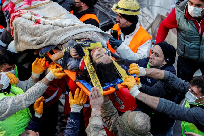 Danes so iz ruševin v turškem Hatayu potegnili sedemindvajsetletno Rabio Ofkeli. Foto: REUTERS/Kemal Aslan
