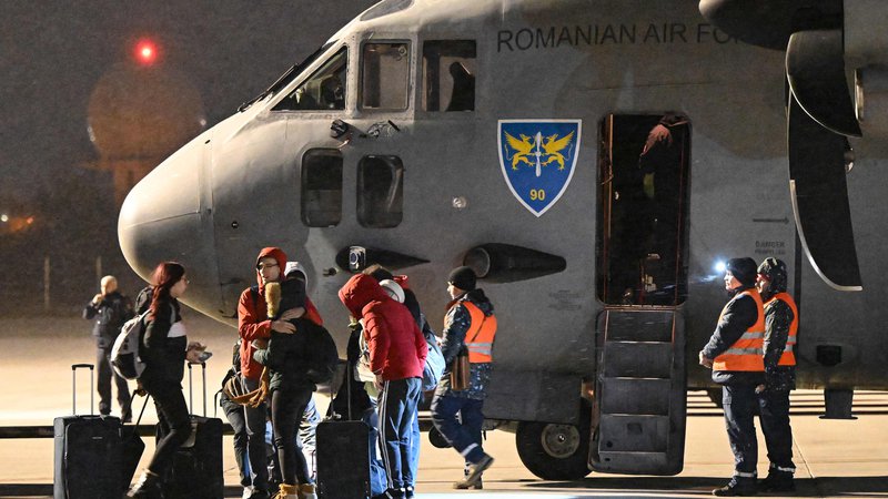 Fotografija: Pred tednom so romunska vojaška letala vozila romunske državljane iz Turčije, ki jo je prizadel hujši potres. FOTO: Daniel Mihailescu/AFP
