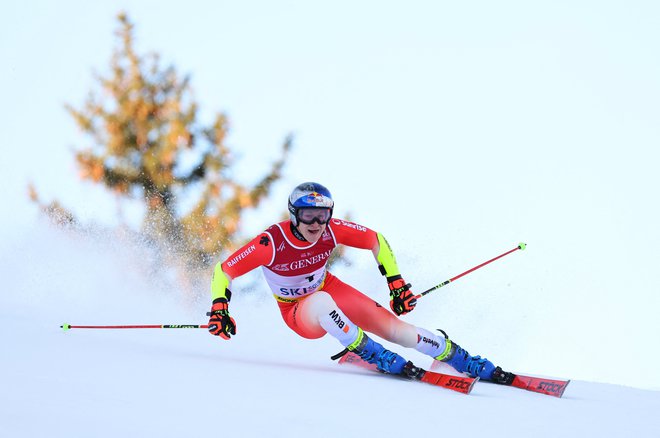 Švicar Marco Odermatt se je vnovič okinčal z zlatom. FOTO: Denis Balibouse/Reuters
