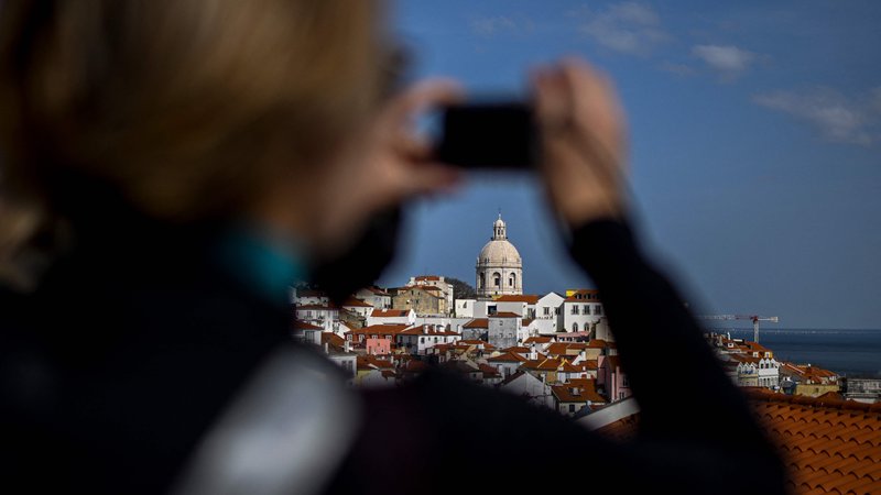 Fotografija: Portugalska je privlačna destinacija za turiste, na veliko se oglašuje tudi kot malone raj za digitalne nomade. FOTO: Patricia De Melo Moreira/AFP
