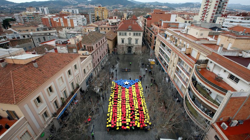 Fotografija: Februar 2014 v Barceloni, ko so se v Kataloniji že pripravljali na nezavezujoče glasovanje o neodvisnosti, ki so ga organizirali 9. novembra istega leta. FOTO: Albert Gea/Reuters
