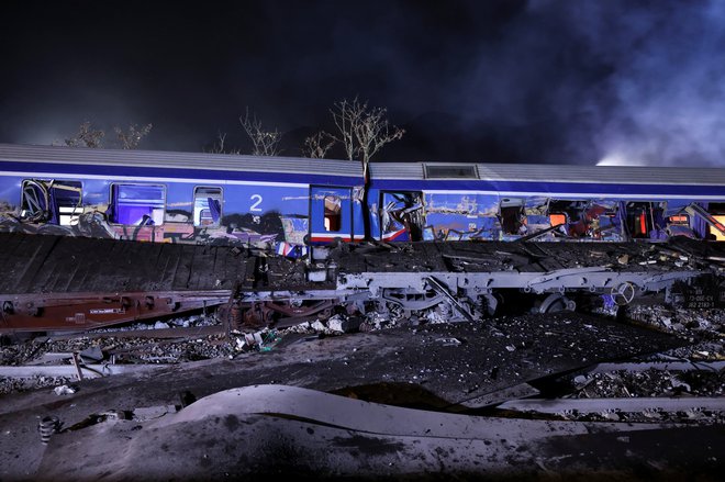 Grški mediji nesrečo označujejo za najhujšo železniško v državi doslej. FOTO: Alexandros Avramidis/Reuters
