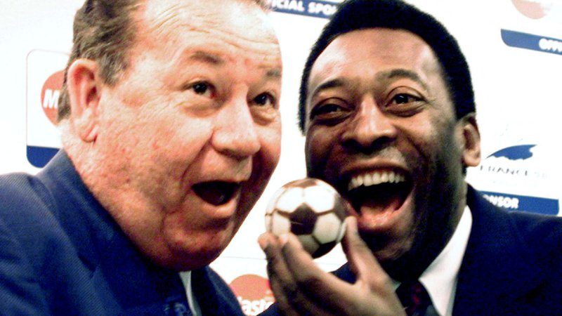 Fotografija: Pele in Just Fontaine na dogodku v Parizu leta 1998. Svetovno prvenstvo na Švedskem leta 1958, na katerem je s svojimi strelskimi podvigi blestel Fontaine, je seveda zaznamoval tudi Pele, ki je z vsega 17 leti osvojil naslov z Brazlijo. FOTO: Desmond Boylan/Reuters
