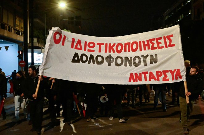Protestniki so opozarjali, da gre za »privatizacijski umor«. FOTO: Louisa Gouliamaki/AFP
