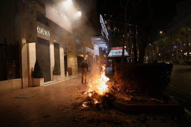 Med protesti je izbruhnilo tudi nekaj požarov. FOTO: Louiza Vradi/Reuters
