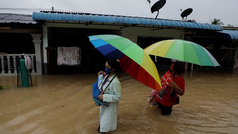 Fotografija: Za ta del leta neobičajno močno deževje se še nadaljuje, kar ovira prizadevanja za pomoč prizadetim prebivalcem. FOTO: Hasnoor Hussain/Reuters
