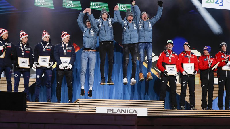 Fotografija: Lovro Kos, Žiga Jelar,Timi Zajc in Anže Lanišek so na slovesni razglasitvi visoko skočili tudi na zmagovalno stopnico. FOTO: Matej Družnik/Delo
