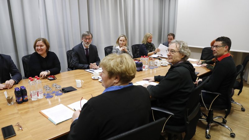 Fotografija: Z vsebinskim spoznavnim srečanjem z ministrstvom za vzgojo in izobraževanje so bili v Svizu zadovoljni, pogajanja z vladno skupino, ki so sledila, pa še niso dala stavkovnega sporazuma. FOTO: Leon Vidic/Delo
