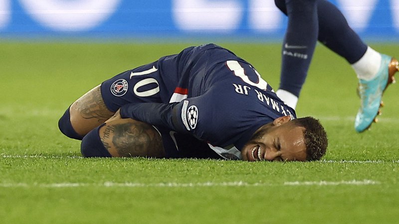 Fotografija: Neymar si je poškodoval kolenske vezi, zato bo moral na operacijo. FOTO: Christian Hartmann/Reuters

