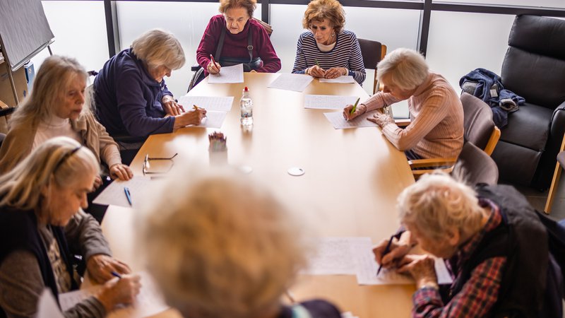 Fotografija: V Centru starejših Trnovo urice pisanja z roko potekajo ob ponedeljkih od 10. do 11. ure, udeleženke so stare od 85 do 95 let. FOTO: Črt Piksi/Delo
