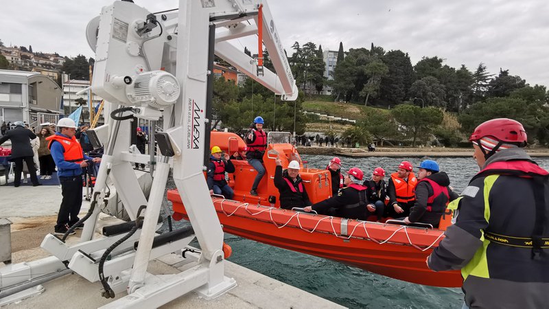 Fotografija: Tako so prikazali spust rešilnega čolna v morje na dan pomorstva pred Čolnarno Fakultete za pomorstvo in promet Univerze v Ljubljani. FOTO: Boris Šuligoj
