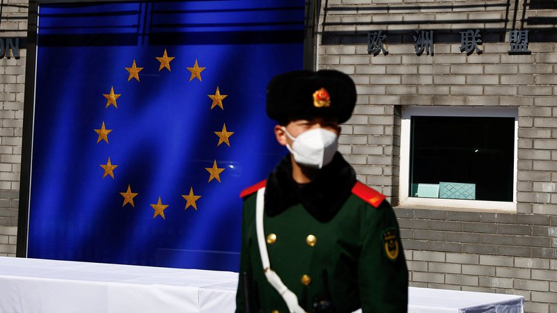 Fotografija: Kitajski diplomati bodo do EU obzirno nežni, dokler ne bodo izgubili upanja na možnost, da bi Evropejce odvrnili od ZDA. FOTO: Tingshu Wang/Reuters
