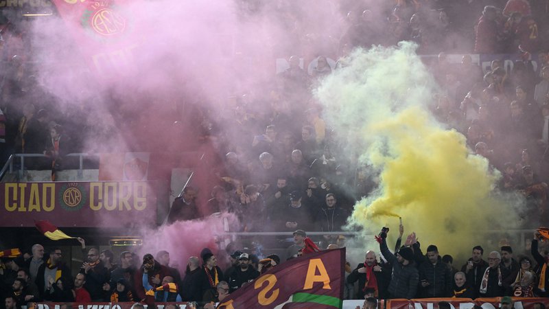Fotografija: Navijači Rome so si dali duška ob zmagi proti Špancem. FOTO: Alberto Lingria/Reuters
