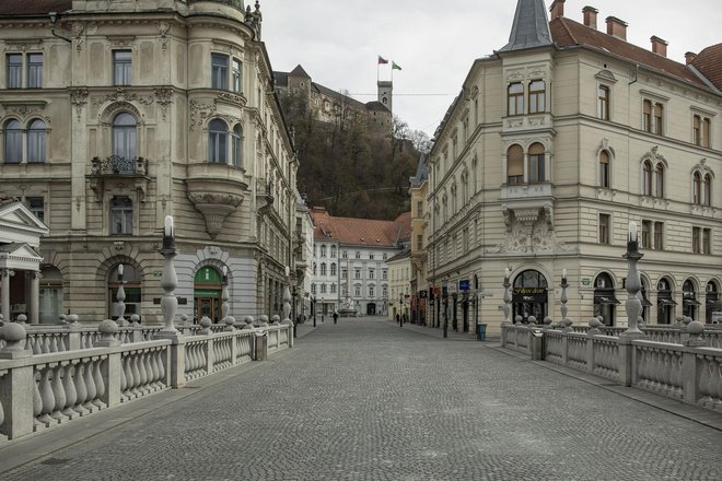 Slovenija je epidemijo razglasila 12. marca 2020, dva dni pozneje, v soboto, ko bi na Tromostovju zaradi sobotne tržnice vse vrvelo, pa je bila Ljubljana tako prazna. FOTO: Voranc Vogel/Delo
