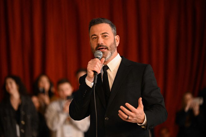 Jimmy Kimmel bo tokrat že tretjič vodil podelitev nagrad, ki ji v zadnjih letih upada gledanost. FOTO: Patrick T. Fallon/AFP
