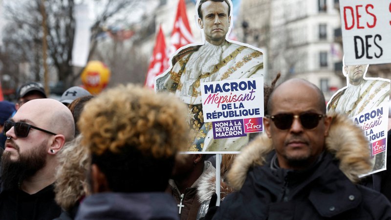 Fotografija: Kritiki Emmanuela Macrona so v njegovi osmomarčevski pobudi, da se abortus vpiše v ustavo, prepoznali željo po preusmeritvi pozornosti s pokojninske reforme.

FOTO: Benoit Tessier/Reuters
