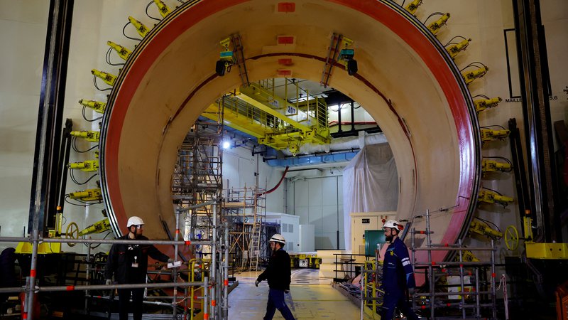 Fotografija: V elektrarni Flamanville na severu Francije že 12 let zamujajo z dokončanjem tretjega reaktorja, stroški projekta pa znašajo že 13,2 milijarde evrov. FOTO: Sarah Meyssonnier/Reuters
