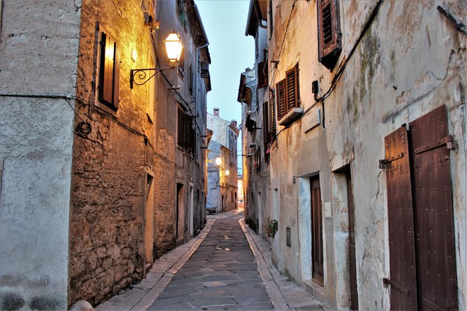 Slikovito mestece Vodnjan se ponaša z najdaljšo in najožjo ulico v Istri. FOTO: Shutterstock
