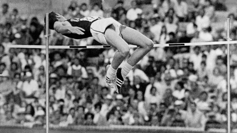 Fotografija: Fosburyjev skok na OI v Mehiki 1968, ki mu je prinesel zlato. FOTO: AFP
