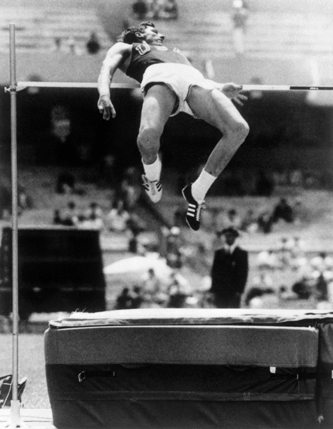 Dick Fosbury je osupnil z načinom skakanja. FOTO: AFP
