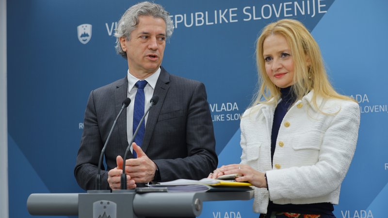 Fotografija: Premier Robert Golob in Maja Bednaš, nova predsednica strateškega sveta za makroekonomijo. FOTO: Jože Suhadolnik/Delo
