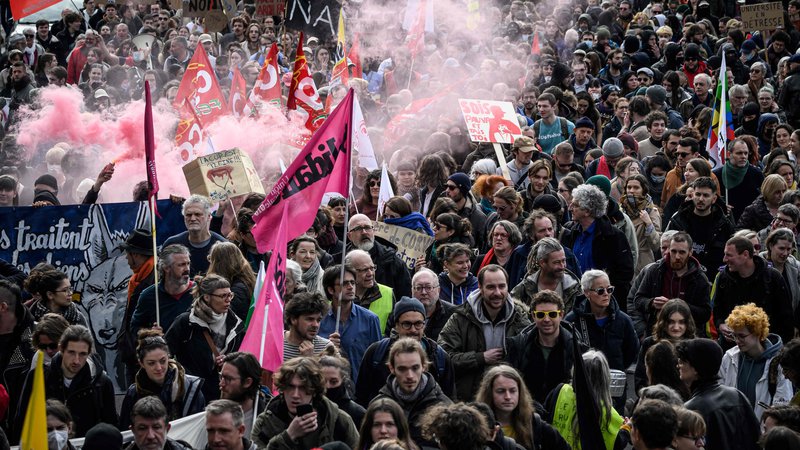 Fotografija: Nezadovoljstvo s pokojninsko reformo so izrazili tudi protestniki v Nantesu. FOTO: Loic Venance/AFP
