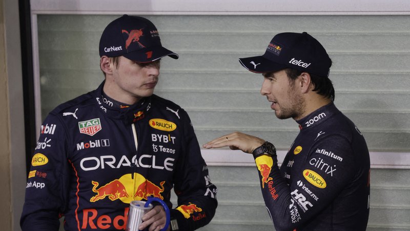 Fotografija: Max Verstappen (levo) in Sergio Perez sta silovito začela novo sezno. FOTO: Leonhard Foeger/Reuters
