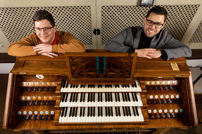 Za zasnovo in strokovne zamisli novih orgel sta poskrbela Aleš Razpotnik (levo) in Luka Posavec, prvi organist in drugi orgelski izvedenec. FOTO: Uroš Zagožen
