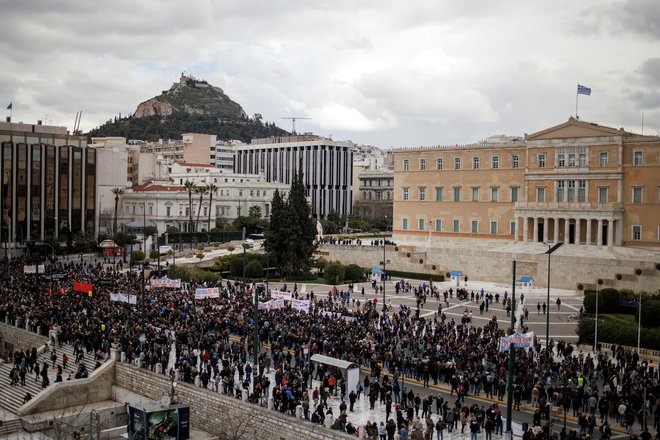 Protesti v središču Aten. FOTO: Alkis Konstantinidis/Reuters
