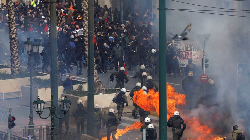 Fotografija: Protestniki na ulicah Aten. FOTO: Alkis Konstantinidis/Reuters
