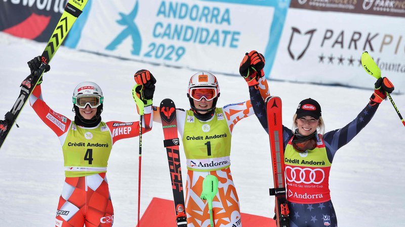 Fotografija: Na zadnjem slalomu sezone so se na stopničke uvrstile Petra Vlhova, Leona Popiović in Mikaela Shiffrin. FOTO: Charly Triballeau/AFP
