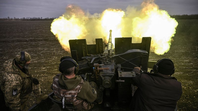 Fotografija: Evropska orožarska industrija trenutno še zdaleč ne more zadostiti ukrajinskim potrebam. Foto Aris Messinis/AFP
