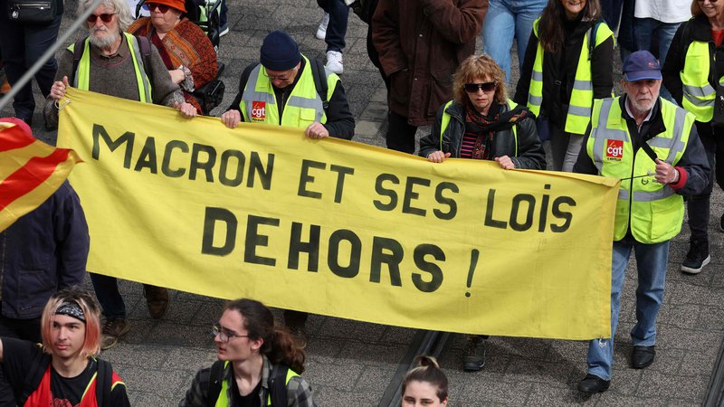 Fotografija: Francozi nočejo Macrona niti njegovih zakonov. FOTO: Pascal Guyot/AFP

