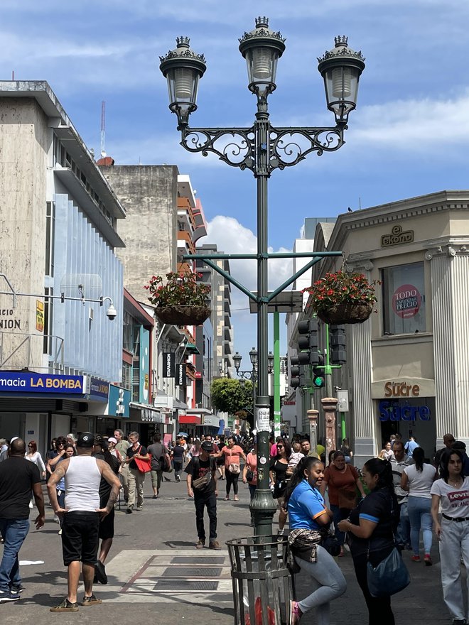 V središču glavnega mesta San José so varne le štiri vzporedne ulice in deset blokov v centru, kjer ne manjka policije. Na fotografiji cona za pešce. FOTO: Nataša Černič Šuligoj
