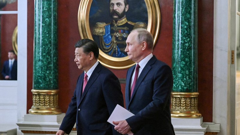 Fotografija: Po mnenju analitikov je malo verjetno, da bi ruski predsednik kitajskega prijatelja zaprosil za orožje, tako kot je malo verjetno, da bi Kitajska privolila v dobavo takšne pomoči. FOTO: Grigory Sysoyev/Kremelj/Reuters
