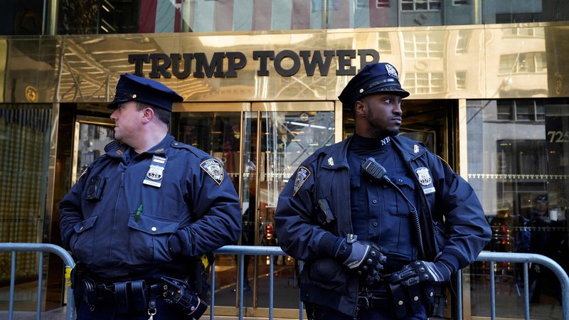 Fotografija: Newyorški policisti med varovanjem vhoda v Trumpovo stolpnico na Manhattnu. FOTO: Timothy A. Clary/AFP
