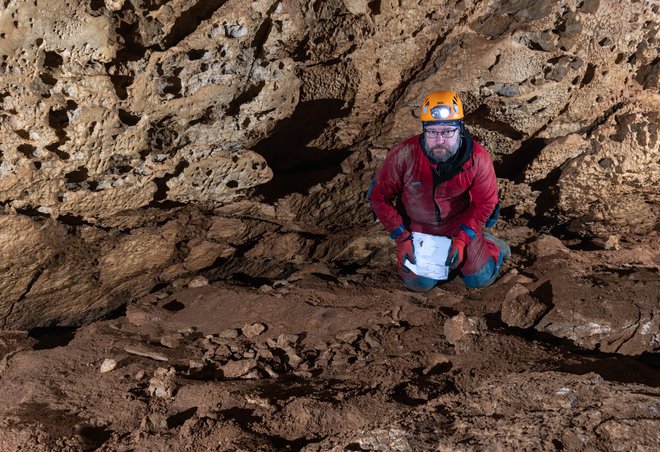 Raziskovanje in dokumentiranje paleontoloških najdb v Vodoravni jami FOTO: Marko Pršina
