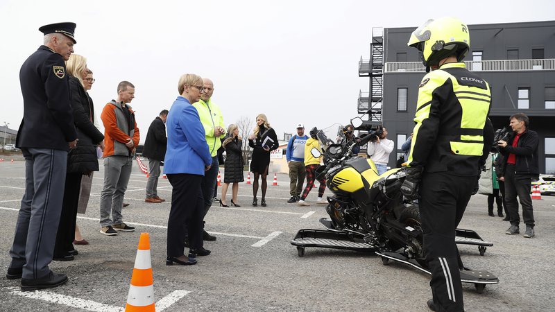 Fotografija: Predsednica države Nataša Pirc Musar si je z zanimanjem ogledala delovanje motorističnega varnostnega meha. FOTO: Leon Vidic
