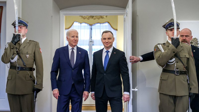 Fotografija: »Združene države potrebujejo Poljsko in Nato, tako kot Poljska in Nato potrebujeta Združene države,« je izjavil Joe Biden v Varšavi, kjer ga je sprejel poljski predsednik Andrzej Duda.

Foto Reuters
