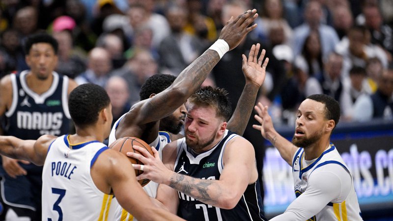 Fotografija: Luka Dončić je bil pogosto obkrožen s tremi košarkarji Golden Stata, desno Stephen Curry. FOTO: Jerome Miron/USA Today Sports

