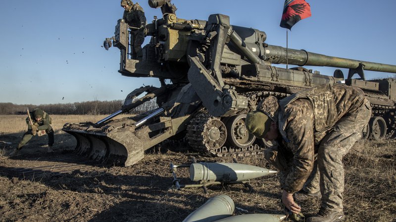 Fotografija: Ukrajinska vojska se je s pomočjo zahodnih zaveznikov dobro opremila s topništvom in tanki. Za ofenzivo, ki naj bi se zgodila kmalu, potrebuje zelo veliko streliva, to pa za marsikoga pomeni tudi poslovno priložnost. Foto Narciso Contreras/Afp
