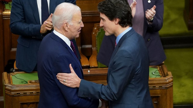 Fotografija: Prvi dve leti demokrata Joeja Bidna (levo) v Beli hiši sta kljub politični sorodnosti s kanadskim premierom Justinom Trudeaujem prinesli tudi prepire. Foto Kevin Lamarque/AFP
