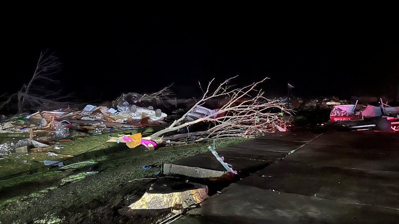 Fotografija: Nočni posnetek uničenja na območju Rollinga Forka v ameriški zvezni državi Misisipi. FOTO: Michael Searcy/Instagram @mich Michael Searcy via Reuters
