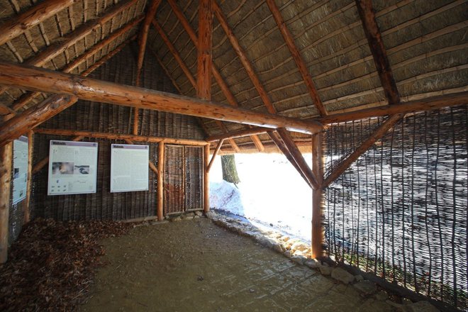 V rekonstruirani prazgodovinski hiši je na ogled manjša predstavitev izkopanih ostankov prastarih prebivalcev Rifnika. FOTO: TIC Šentjur