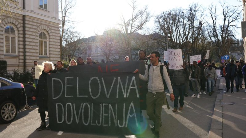 Fotografija: Več deset prosilcev za azil je včeraj z aktivističnimi organizacijami in sindikati v Ljubljani protestiralo proti diskriminatornim ukrepom, povezanim z zakonom o tujcih, in težavam, s katerimi se srečujejo v Sloveniji. FOTO: Črt Piksi/Delo