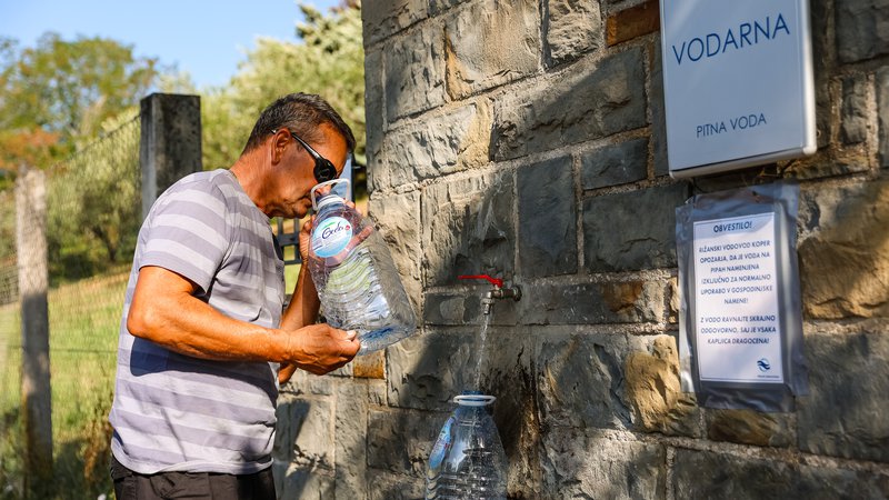 Fotografija: Na vladi poudarjajo, da je rešitev vodooskrbe Istre prednostno vprašanje, a do tega poletja še ni pričakovati bistveno večje količine vode kot leto poprej. FOTO: Črt Piksi/Delo