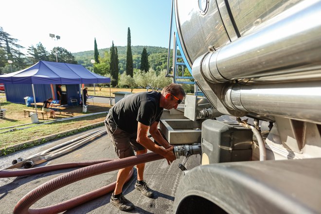 Ob lanski suši so vodo v Istro vozili s cisternami.  FOTO: Črt Piksi/Delo