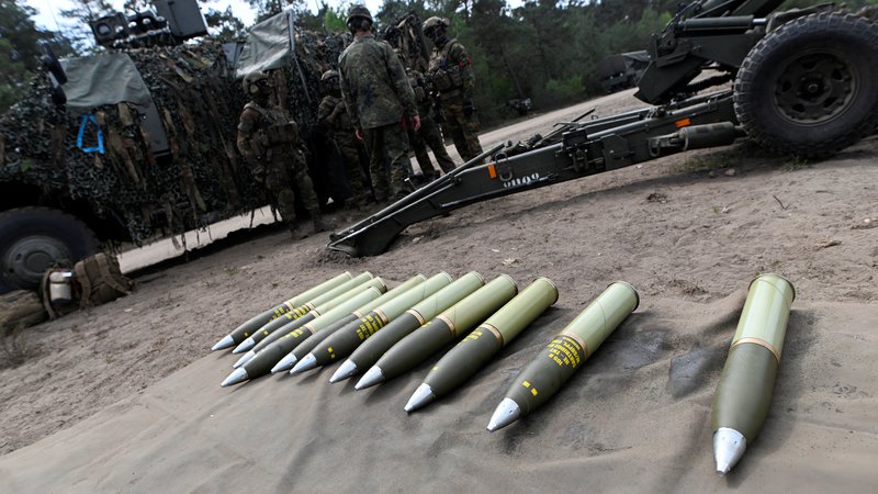 Fotografija: Granate kalibra 155 milimetrov za havbice, izdelane po Natovem standardu, so zelo iskano blago na bojišču v Ukrajini. Za ceno tega streliva z dolgim dosegom in močnim učinkom kupcem ni mar. FOTO: Fabian Bimmer/Reuters