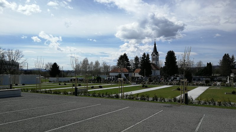Fotografija: Viško pokopališče je spomeniško zaščiteno, cerkev še kot stavbna dediščina, kot naravna in kulturna dediščina pa Pot spominov in tovarištva. FOTO: arhiv biroja Šabec Kalan Šabec