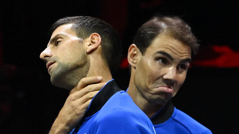 Fotografija: Novak Đoković (levo) se sproščeno pripravlja na Monte Carlo, Rafael Nadal (desno) ne ve, če bo igral. FOTO: Dylan Martinez/Reuters